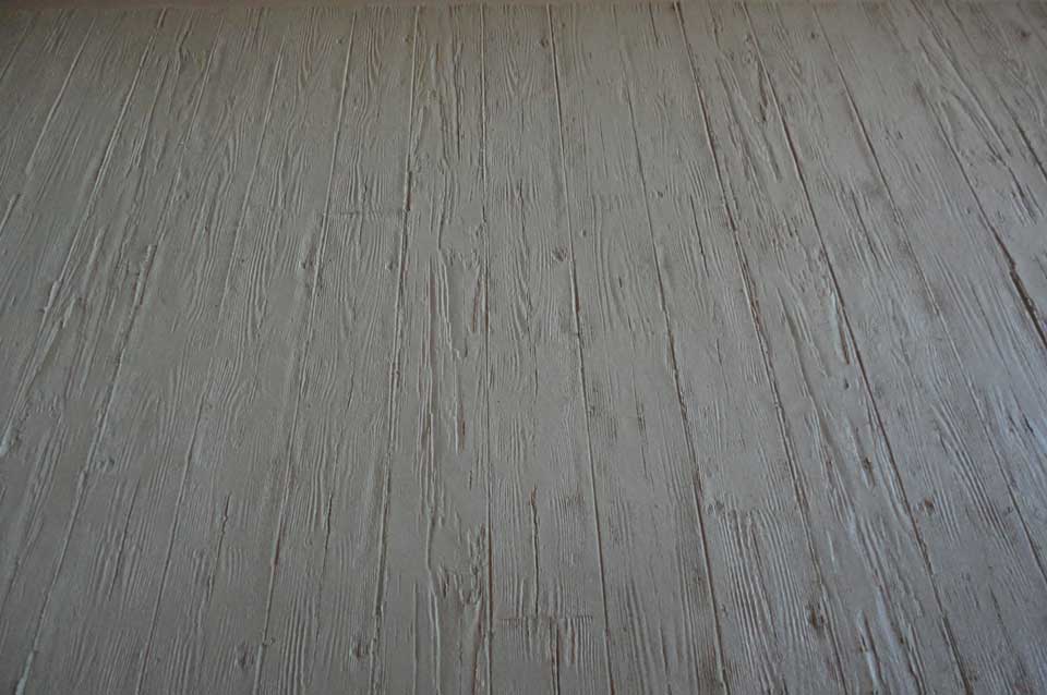 Board-marked clay finish, timber textured large interior clay wall, Nando's restaurant in Milton Keynes